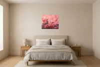 Tableau Abstrait Rose 39 “Développement”, peinture originale à l'huile par Régine Gardan, 60 × 50 cm, tableau rose accroché dans une chambre