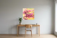 Tableau Abstrait Rose 80 “Feu Rosé”, peinture originale à l'huile par Régine Gardan, 70 × 70 cm, tableau rose accroché dans un bureau