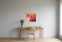 Tableau Abstrait Rouge 113 “Symbiose”, peinture originale à l'huile par Régine Gardan, 55 × 46 cm, tableau rouge accroché dans un bureau