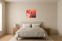 Tableau Abstrait Rouge 113 “Symbiose”, peinture originale à l'huile par Régine Gardan, 55 × 46 cm, tableau rouge accroché dans une chambre