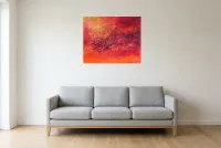 Tableau Abstrait Rouge 147 “Trou Noir”, peinture originale à l'huile par Régine Gardan, 80 × 65 cm, tableau rouge accroché dans un salon