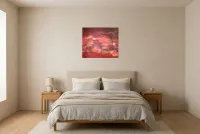 Tableau Abstrait Rouge 161 “Ébullition”, peinture originale à l'huile par Régine Gardan, 64 × 54 cm, tableau rouge accroché dans une chambre