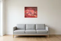 Tableau Abstrait Rouge 161 “Ébullition”, peinture originale à l'huile par Régine Gardan, 64 × 54 cm, tableau rouge accroché dans un salon