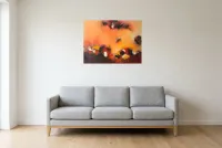 Tableau Abstrait Rouge 18 “Flamboyant”, peinture originale à l'huile par Régine Gardan, 80 × 60 cm, tableau rouge accroché dans un salon