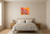 Tableau Abstrait Rouge 225 “Perroquet”, peinture originale à l'huile par Régine Gardan, 60 × 50 cm, tableau rouge accroché dans une chambre