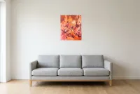Tableau Abstrait Rouge 6 “Intensité”, peinture originale à l'huile par Régine Gardan, 46 × 55 cm, tableau rouge accroché dans un salon