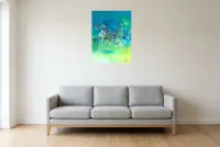 Tableau Abstrait Vert 122 “Distorsion”, peinture originale à l'huile par Régine Gardan, 55 × 73 cm, tableau vert accroché dans un salon