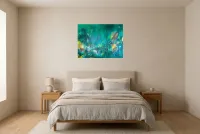 Tableau Abstrait Vert 145 “Fleur de Lumière”, peinture originale à l'huile par Régine Gardan, 80 × 60 cm, tableau vert accroché dans une chambre