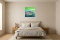 Tableau Abstrait Vert 191 “Galice”, peinture originale à l'huile par Régine Gardan, 60 × 60 cm, tableau vert accroché dans une chambre