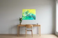Tableau Abstrait Vert 193 “Chevaux”, peinture originale à l'huile par Régine Gardan, 80 × 65 cm, tableau vert accroché dans un bureau