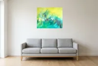 Tableau Abstrait Vert 193 “Chevaux”, peinture originale à l'huile par Régine Gardan, 80 × 65 cm, tableau vert accroché dans un salon