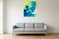 Tableau Abstrait Vert 236 “Printemps”, peinture originale à l'huile par Régine Gardan, 65 × 80 cm, tableau vert accroché dans un salon