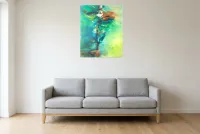 Tableau Abstrait Vert  30 “Tornade”, peinture originale à l'huile par Régine Gardan, 65 × 80 cm, tableau vert accroché dans un salon