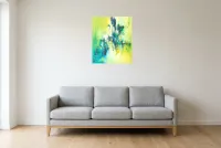 Tableau Abstrait Vert 68 “Évasion”, peinture originale à l'huile par Régine Gardan, 55 × 65 cm, tableau vert accroché dans un salon