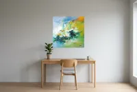 Tableau Abstrait Vert 7 “Éclaboussure Végétal”, peinture originale à l'huile par Régine Gardan, 80 × 80 cm, tableau vert accroché dans un bureau