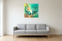 Tableau Abstrait Vert 79 “Vibration”, peinture originale à l'huile par Régine Gardan, 70 × 70 cm, tableau vert accroché dans un salon