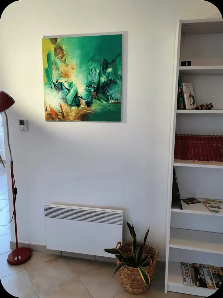 Handgemaltes abstraktes Bild in Grün, aufgehängt in einem warmen Interieur