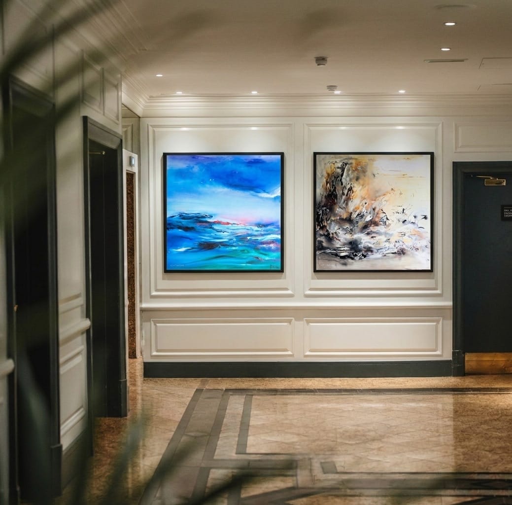 Ambientación: dos lienzos abstractos de Régine Gardan en un elegante pasillo de hotel