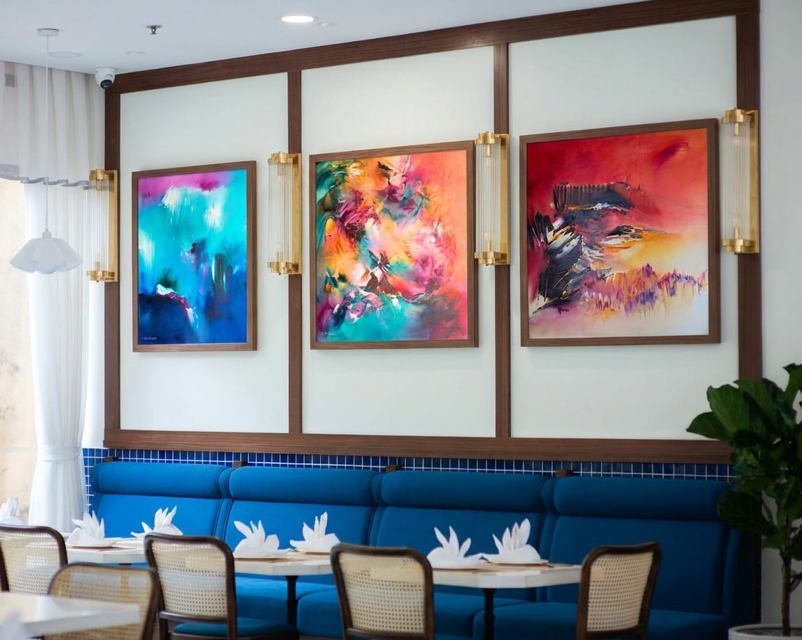 Ambientación: tres lienzos abstractos de Régine Gardan en un comedor de restaurante moderno