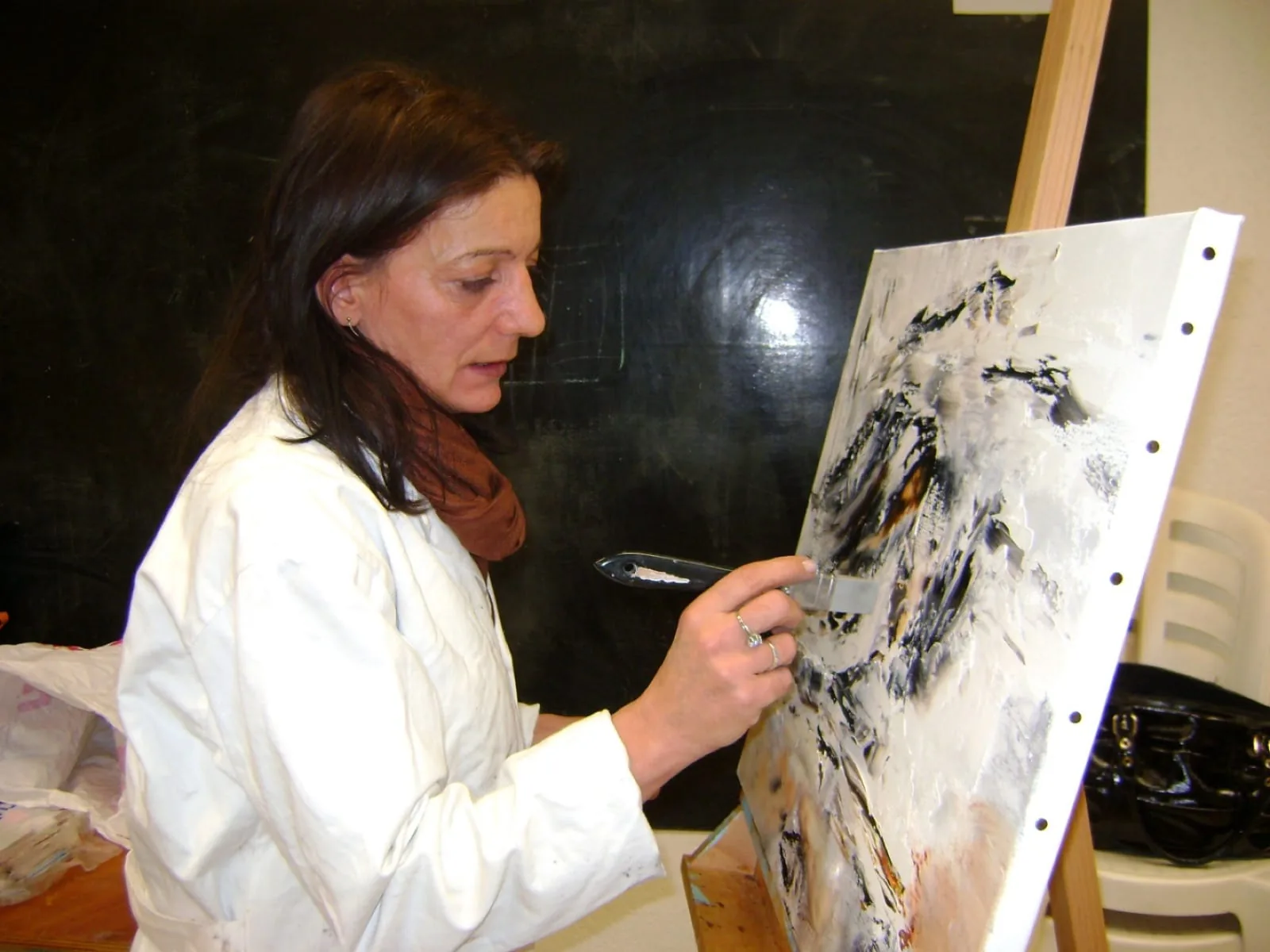 Régine Gardan, abstrakte Malerin, in ihrem Atelier