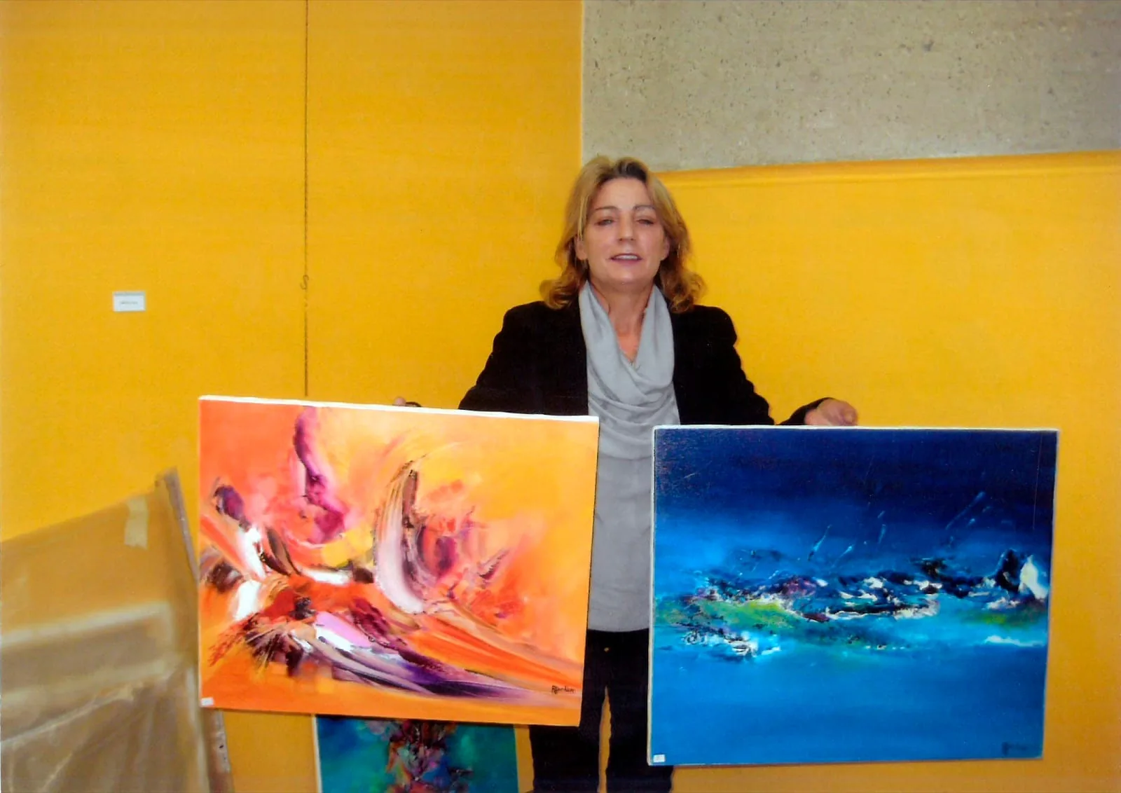 Abstrakte Leinwände von Régine Gardan in einer Ausstellung