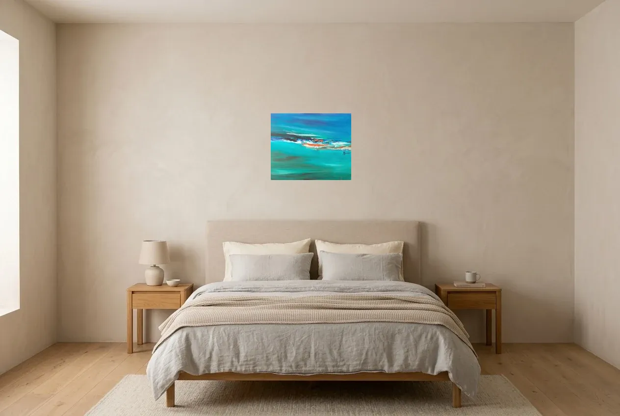 Cuadro Abstracto Azul 100 “Nage Douce”, pintura original al óleo de Régine Gardan, 46 × 38 cm, colgado en un dormitorio