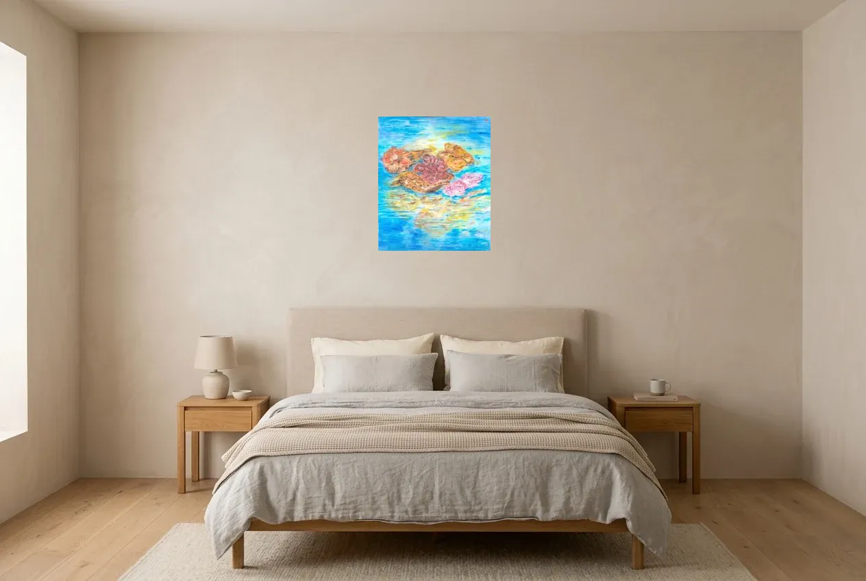 Cuadro Abstracto Azul 173 “Lotus”, pintura original al óleo de Régine Gardan, 46 × 55 cm, colgado en un dormitorio