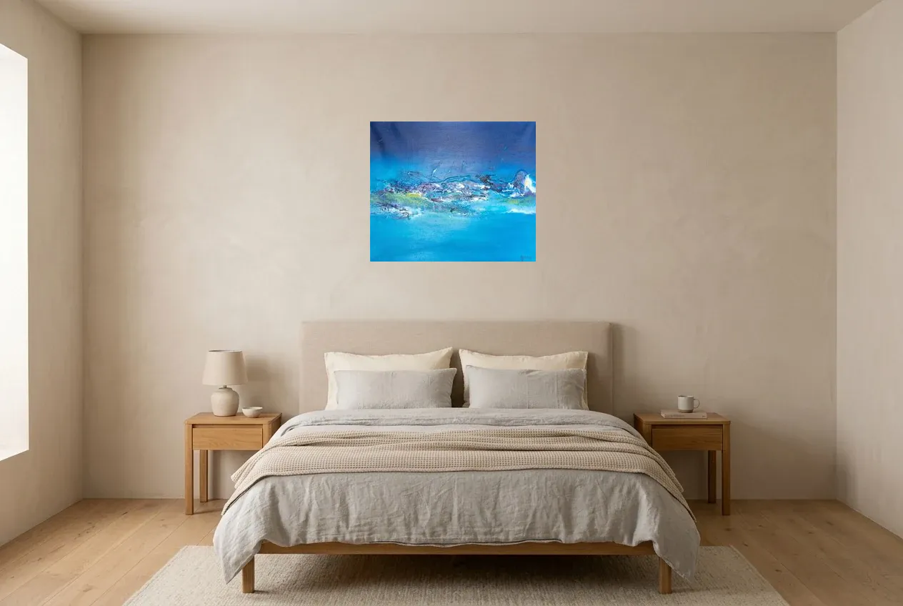 Cuadro Abstracto Azul 186 “Mer Alpine”, pintura original al óleo de Régine Gardan, 65 × 55 cm, colgado en un dormitorio