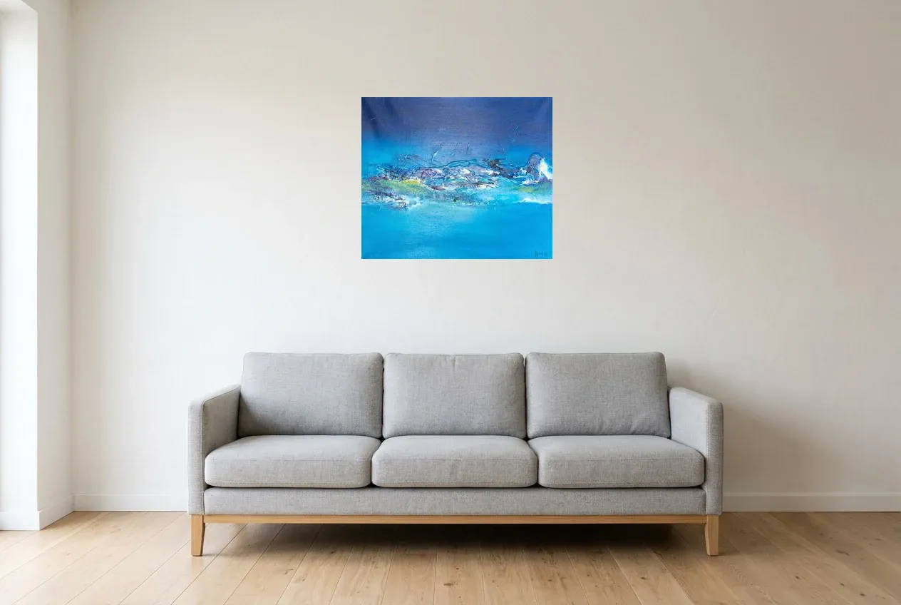 Cuadro Abstracto Azul 186 “Mer Alpine”, pintura original al óleo de Régine Gardan, 65 × 55 cm, colgado en un salón