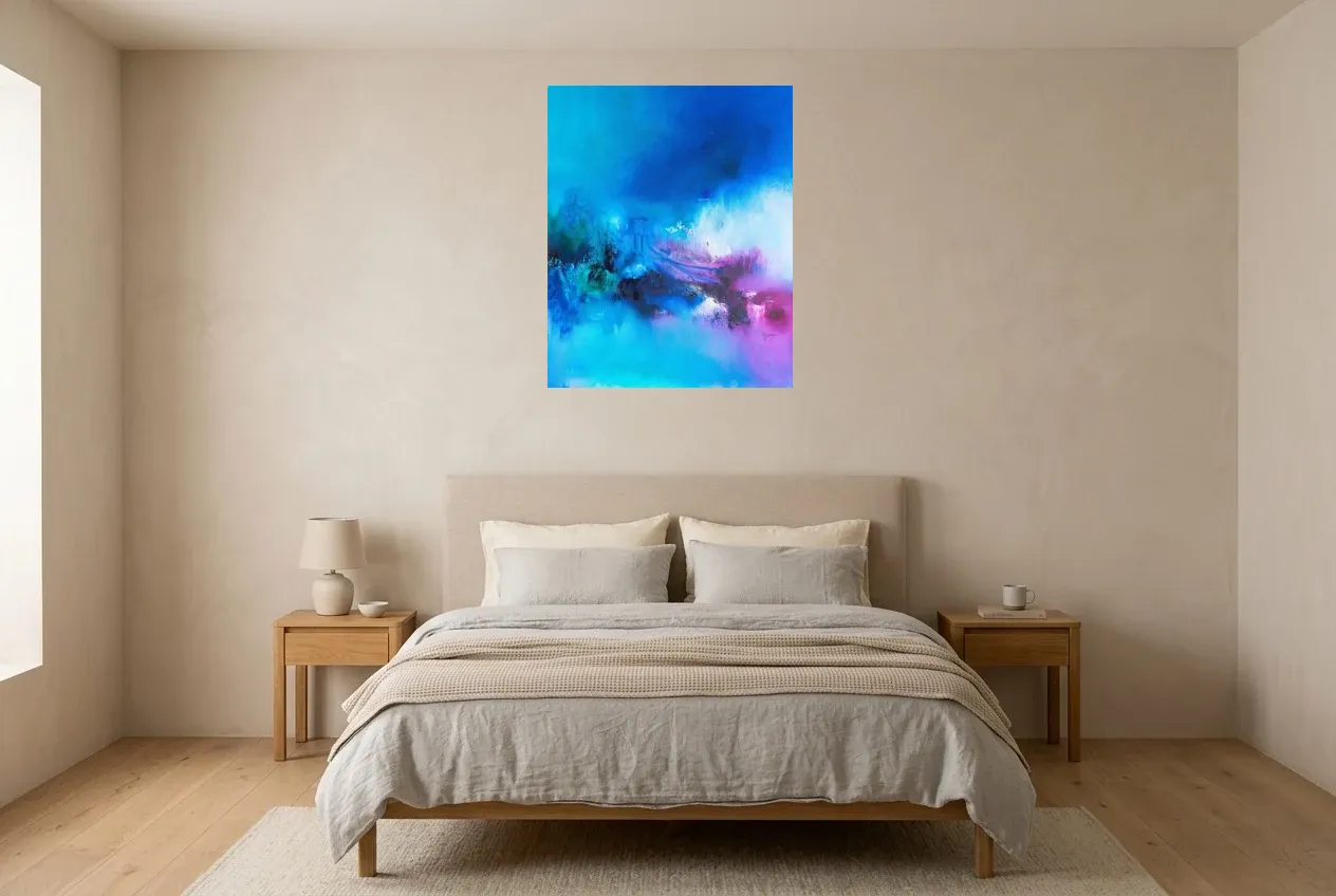 Cuadro Abstracto Azul 230 “Commencement”, pintura original al óleo de Régine Gardan, 65 × 80 cm, colgado en un dormitorio