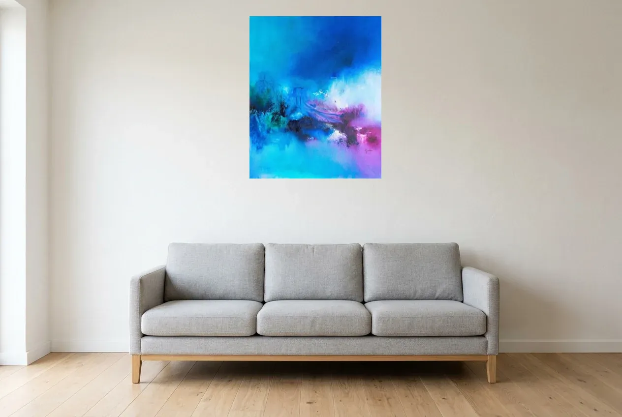 Cuadro Abstracto Azul 230 “Commencement”, pintura original al óleo de Régine Gardan, 65 × 80 cm, colgado en un salón
