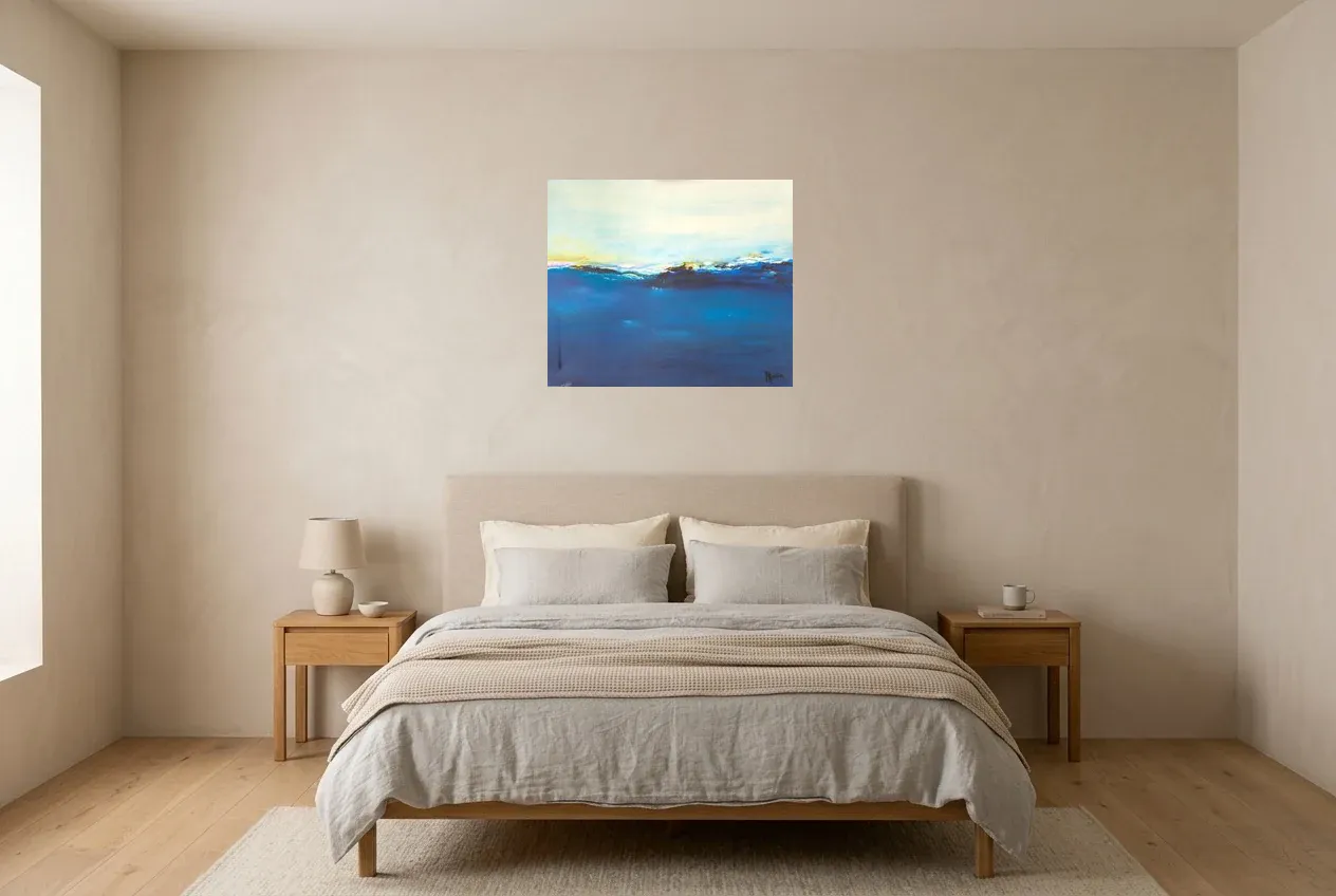 Cuadro Abstracto Azul 78 “Vague Douce”, pintura original al óleo de Régine Gardan, 65 × 55 cm, colgado en un dormitorio