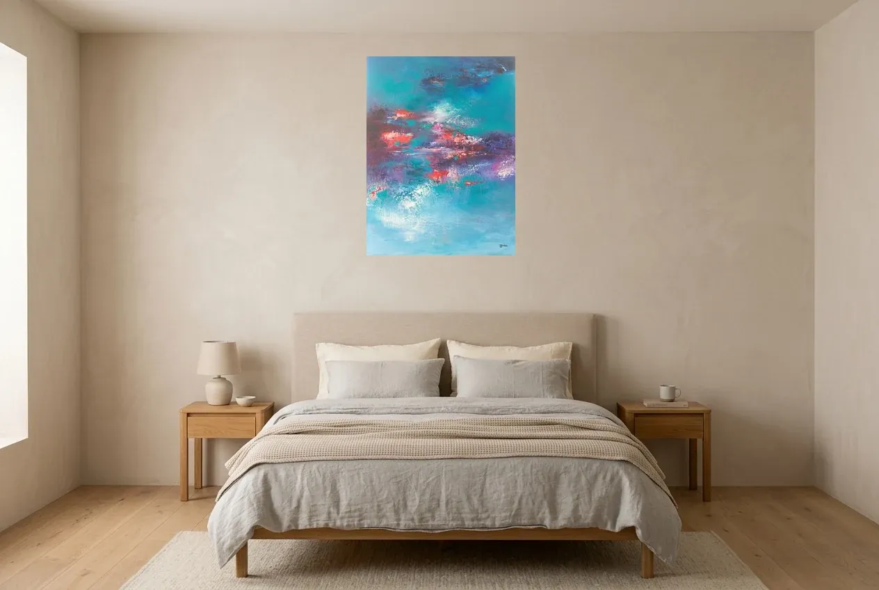 Cuadro Abstracto Azul 93 “Fleuve Chaleureux”, pintura original al óleo de Régine Gardan, 60 × 80 cm, colgado en un dormitorio