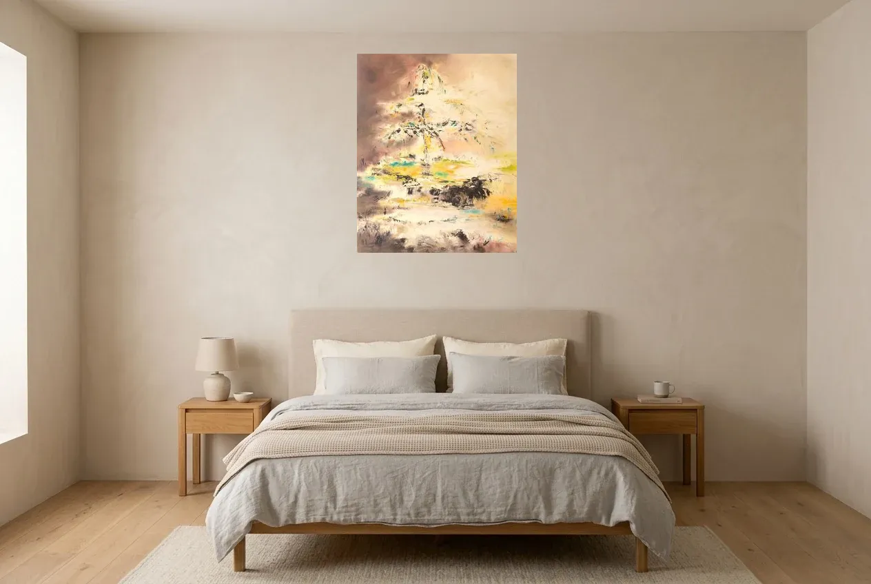Cuadro Abstracto Amarillo 65 "Fuente de la Juventud", pintura original al óleo de Régine Gardan, 65 × 81 cm, colgado en un dormitorio