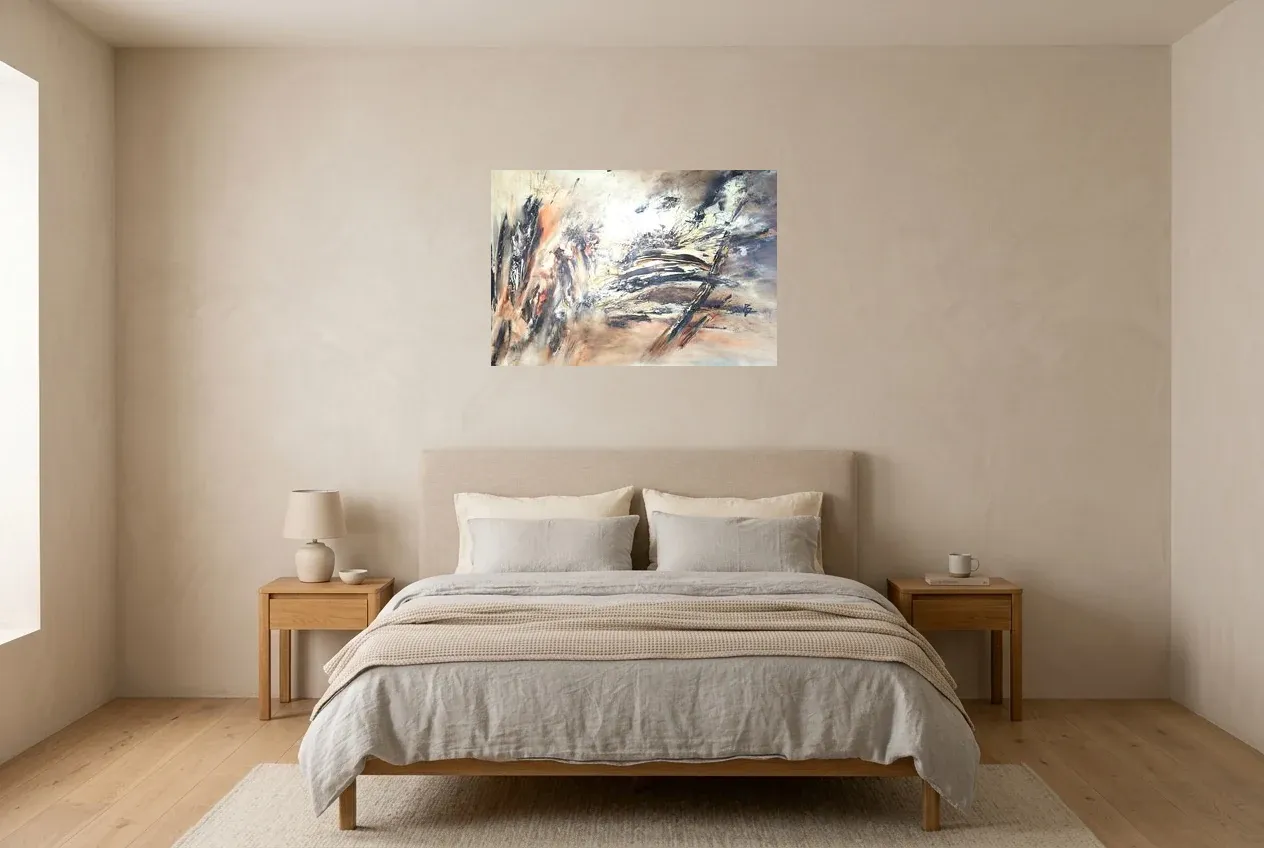 Cuadro Abstracto Negro 155 “Distorsion”, pintura original al óleo de Régine Gardan, 80 × 55 cm, colgado en un dormitorio