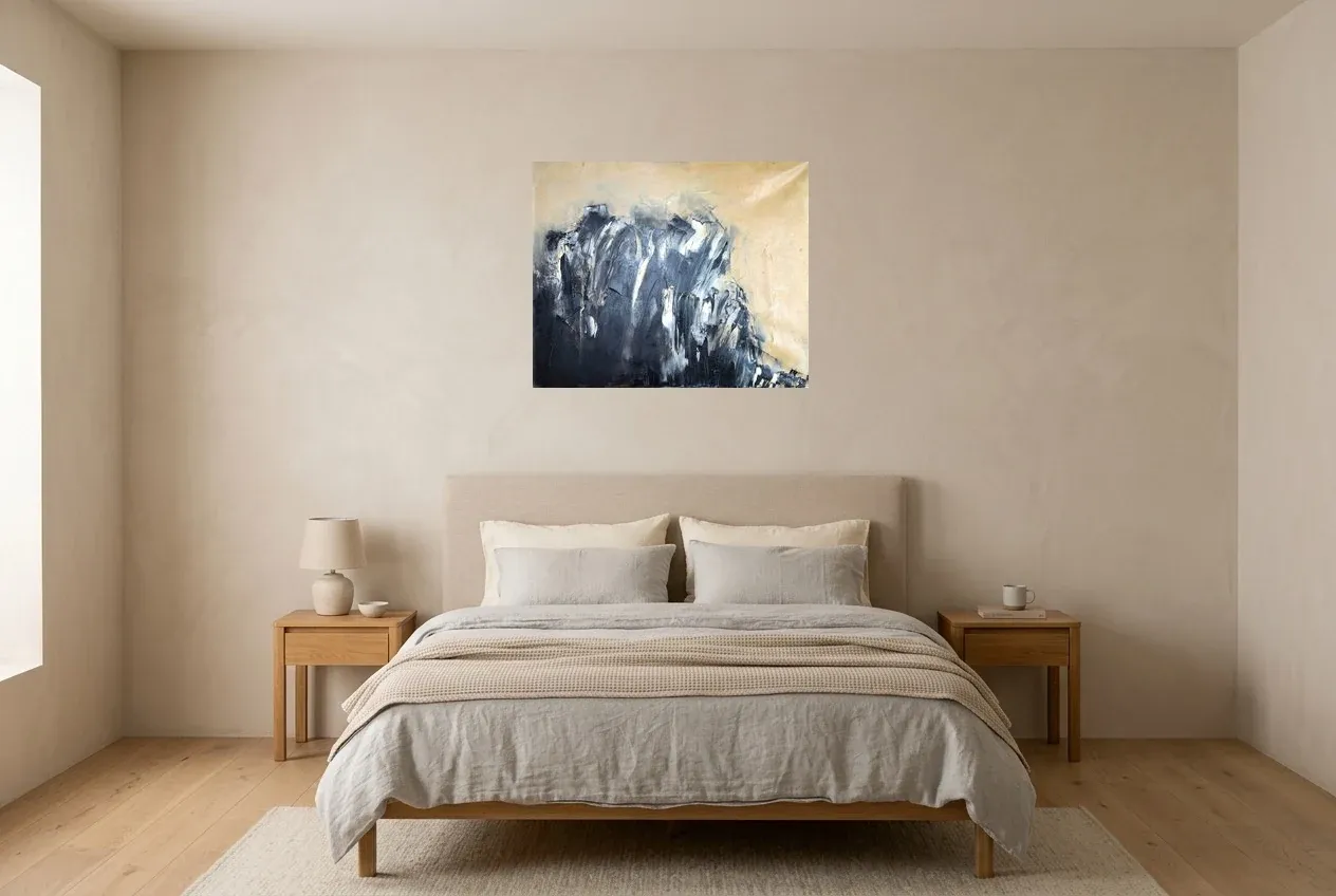 Cuadro Abstracto Negro 170 “Onyx”, pintura original al óleo de Régine Gardan, 73 × 60 cm, colgado en un dormitorio