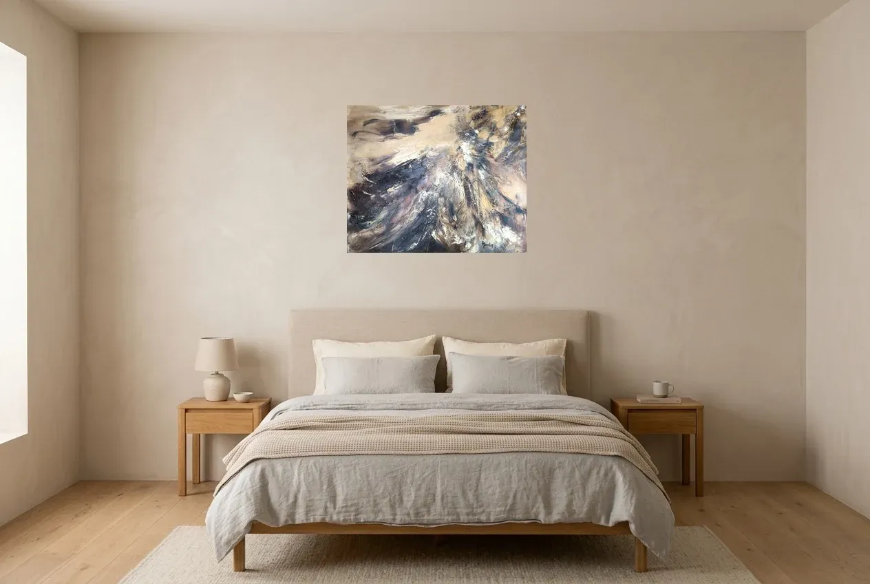 Cuadro Abstracto Negro 172 “Plumes”, pintura original al óleo de Régine Gardan, 73 × 60 cm, colgado en un dormitorio