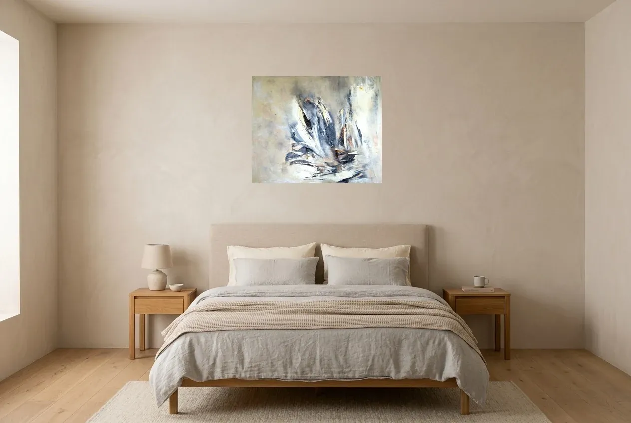 Cuadro Abstracto Negro 200 “Liberté”, pintura original al óleo de Régine Gardan, 73 × 60 cm, colgado en un dormitorio