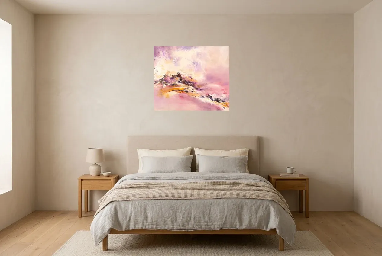 Cuadro Abstracto Rosa 88 “Ascension”, pintura original al óleo de Régine Gardan, 70 × 60 cm, colgado en un dormitorio