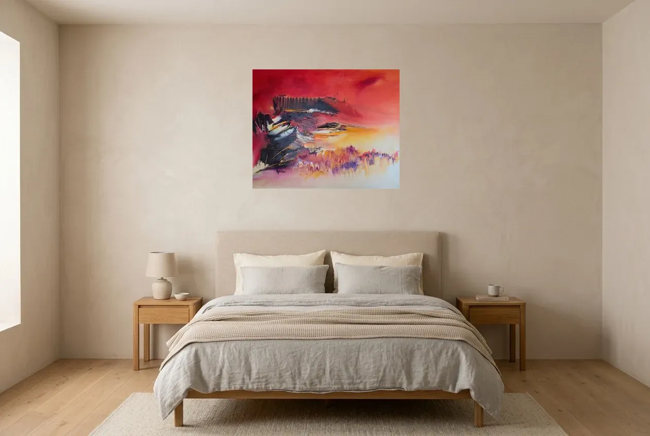 Cuadro Abstracto Rojo 120 “Piton De La Fournaise”, pintura original al óleo de Régine Gardan, 80 × 65 cm, colgado en un dormitorio