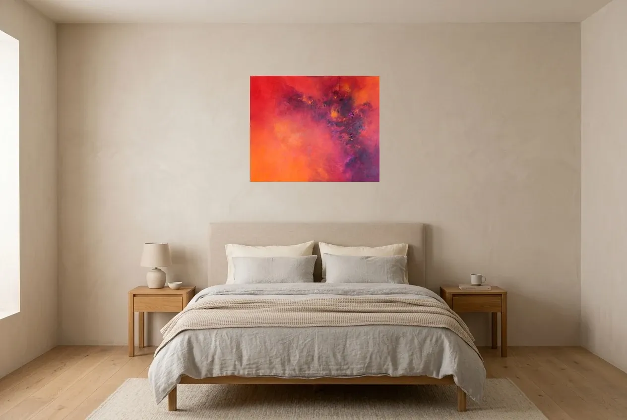 Cuadro Abstracto Rojo 125 “Ultraviolet”, pintura original al óleo de Régine Gardan, 73 × 60 cm, colgado en un dormitorio