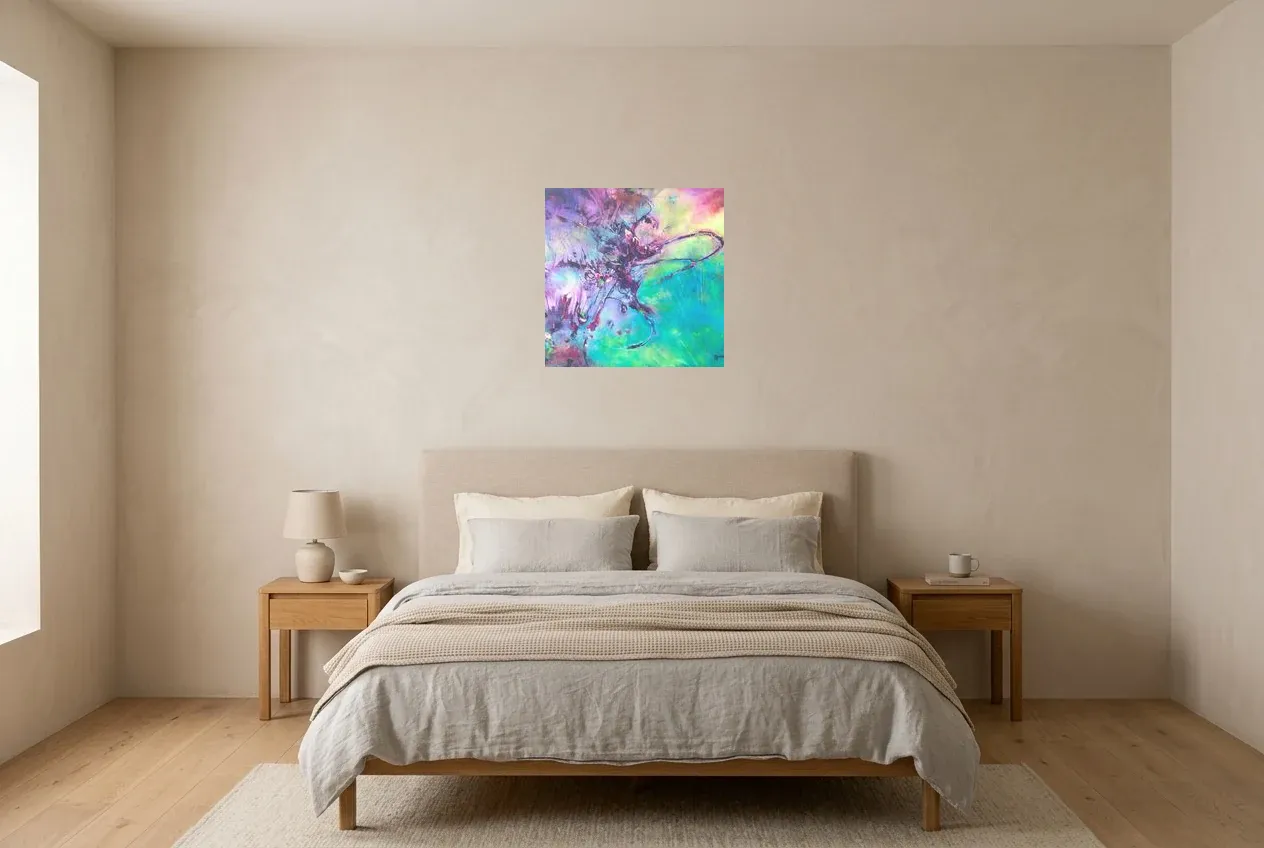 Cuadro Abstracto Verde 112 “Nébuleuse”, pintura original al óleo de Régine Gardan, 50 × 50 cm, colgado en un dormitorio