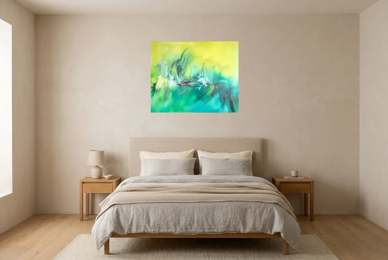 Cuadro Abstracto Verde 193 “Chevaux”, pintura original al óleo de Régine Gardan, 80 × 65 cm, colgado en un dormitorio